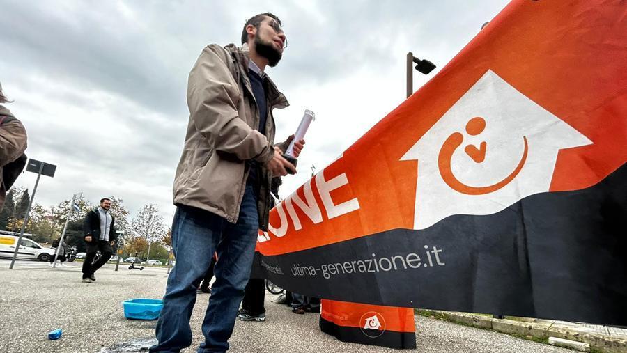 Attivisti incollati alla Primavera del Botticelli: «Il fatto non sussiste», il Tribunale di Firenze nega il processo