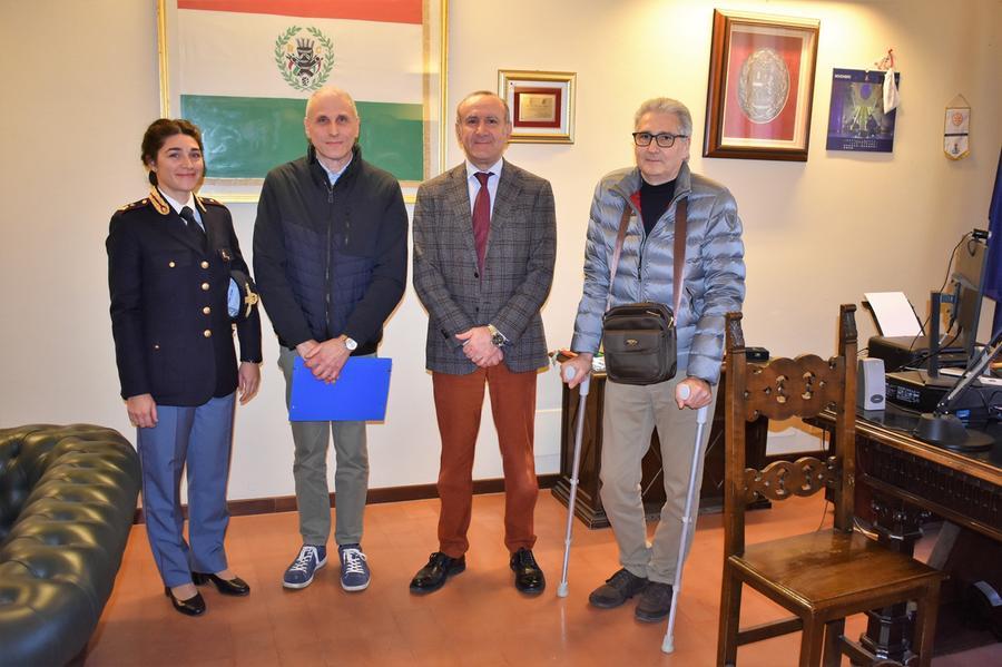 Derubato ai Petali da due minorenni, il Questore gli restituisce parte della refurtiva