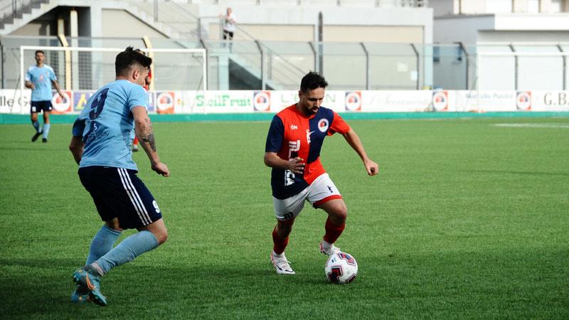 Emanuele Rovini in azione palla al piede: suo il gol decisivo ieri contro il Castelfiorentino (foto Michele Falorni/Silvi)