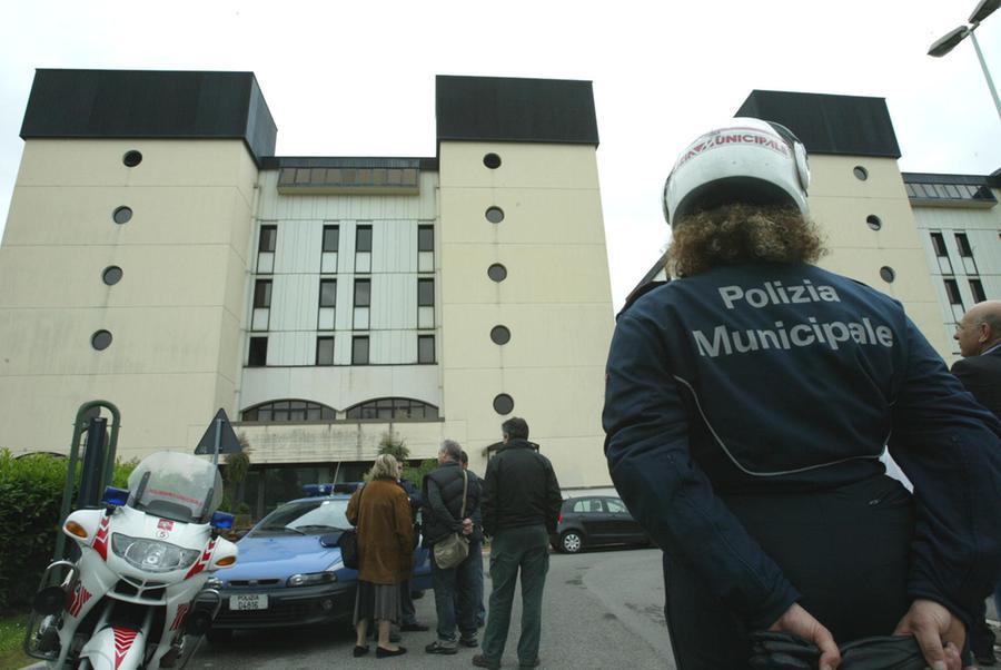 Falso allarme bomba in via del Cittadino
Falso allarme bomba nell'ufficio degli esecutori giudiziari. Tutti in strada per un'ora e mezza.   Nella foto: un'agente di Polizia Municipale 