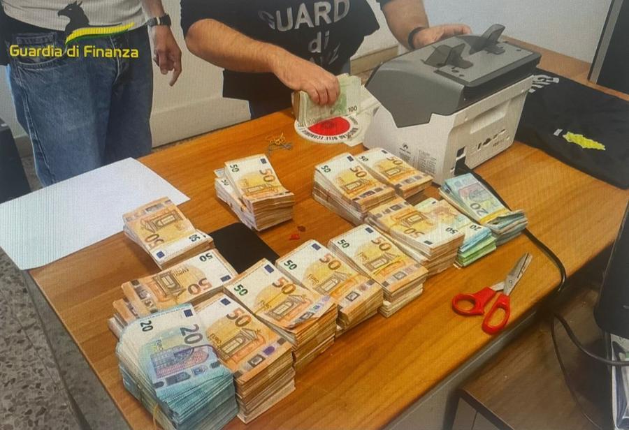 Olbia, si imbarca con 250mila euro nascosti nell’auto: denunciato per riciclaggio