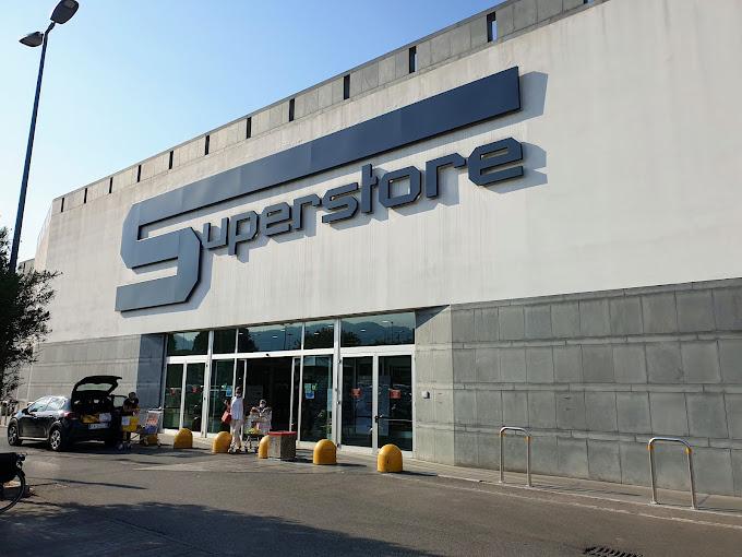 Carrara, anziano derubato nel parcheggio del supermercato con la tecnica delle monetine