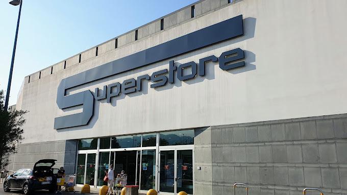 Carrara, anziano derubato nel parcheggio del supermercato con la tecnica delle monetine