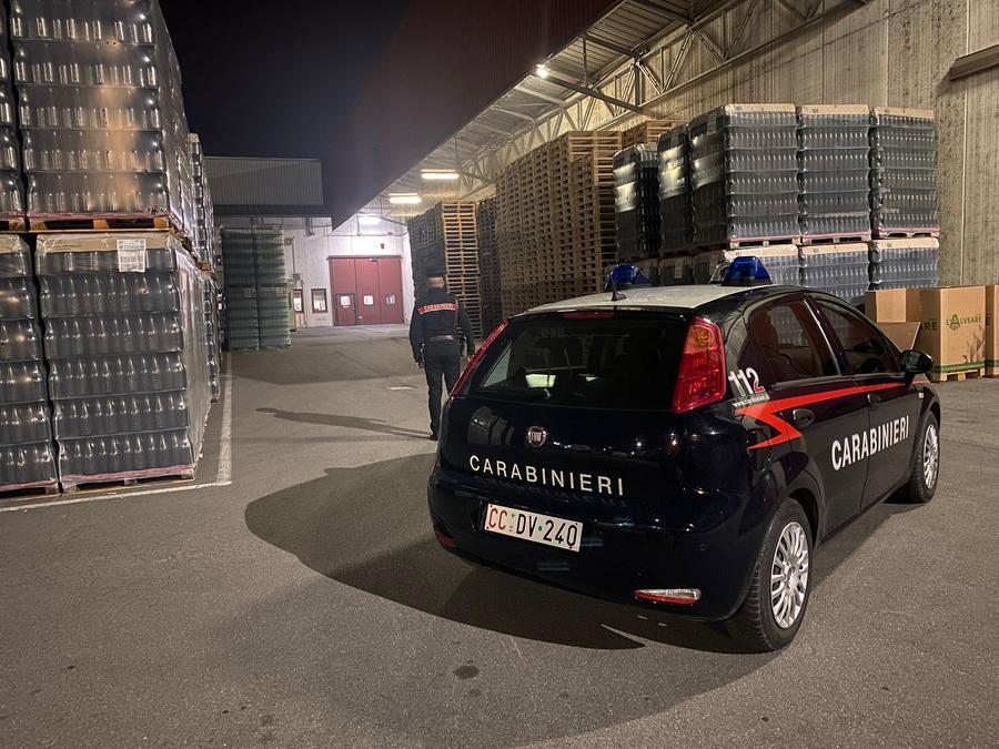 Operaia rimane incastrata con il braccio nei rulli