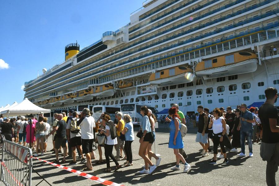 
	I turisti sbarcano dalla nave da crociera

