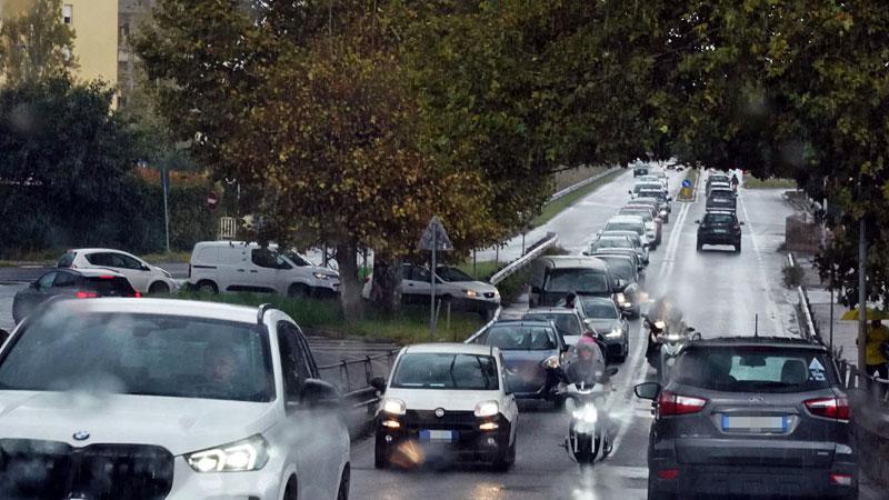 
	Auto incolonnate sul cavalcavia della stazione venendo dalla Torre della Cigna (foto Silvi)

