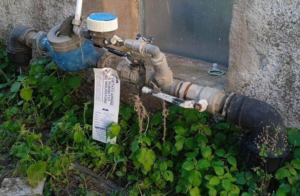 Piombino, tantissimi non pagano le bollette dell’acqua e i condomini restano a secco. Tra i morosi anche il Comune