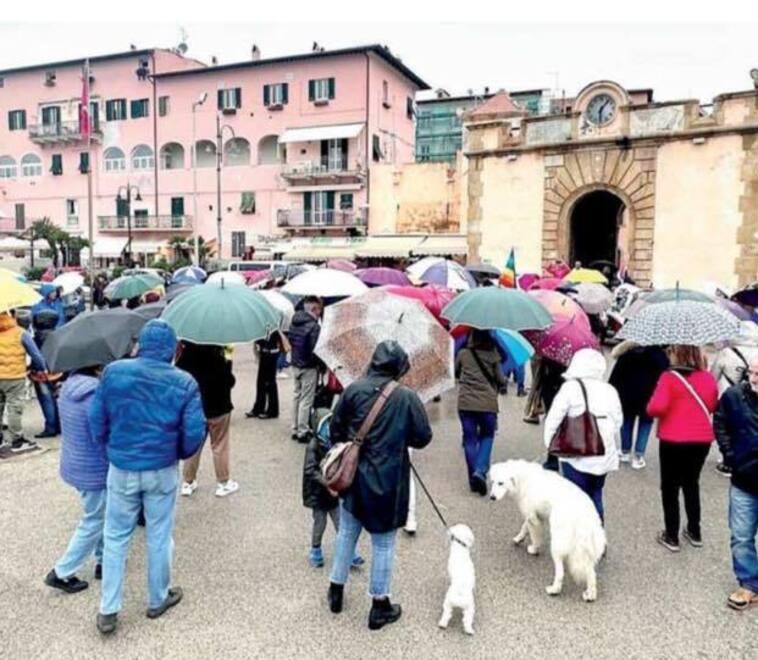“Ragazzi del canile” Animal Project padroni e cani sul molo Gallo alla manifestazione dopo la morte del cane Oscar (foto Giò Di Stefano)