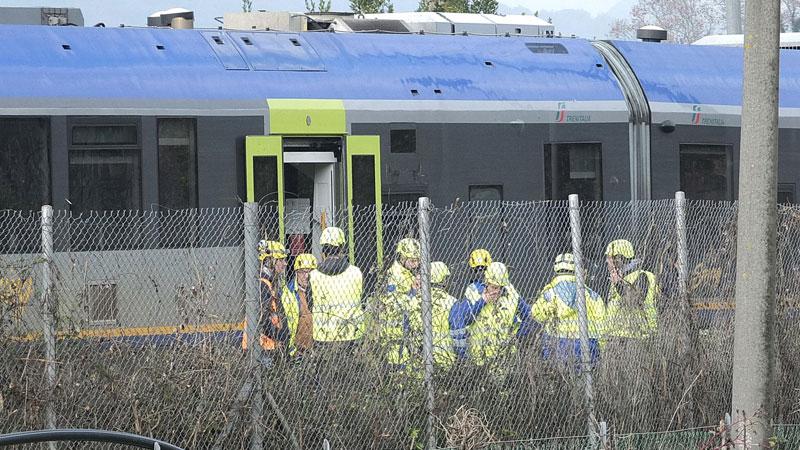 Personale di Ferrovie vicino al treno finito contro le barriere in un binario morto vicino alla stazione di Rigoli (foto Fabio Muzzi)
