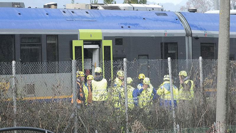 Personale di Ferrovie vicino al treno finito contro le barriere in un binario morto vicino alla stazione di Rigoli (foto Fabio Muzzi)