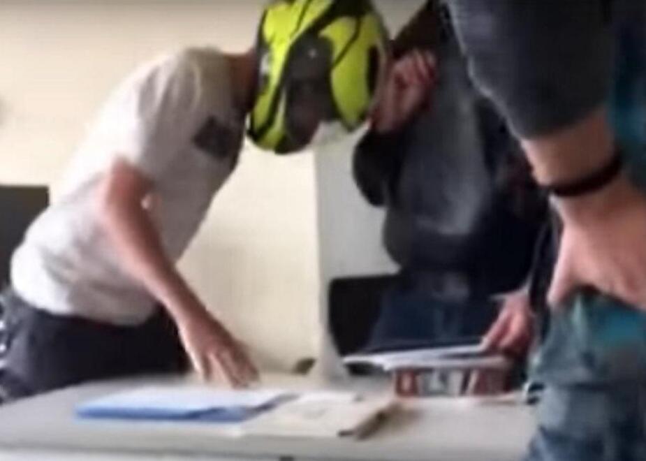 La foto di un episodio di bullismo contro un prof in una scuola di Lucca risalente al 2018