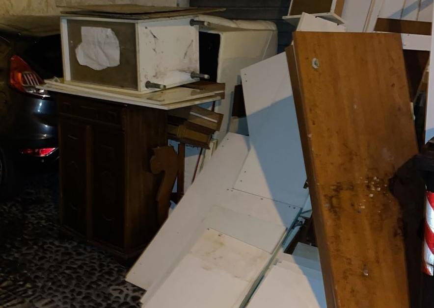 I mobili di un intero appartamento abbandonati per strada: quattro denunciati a Sassari