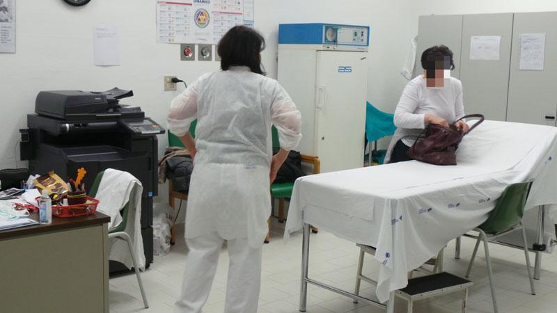 Nella foto d’archivio una paziente in un ambulatorio medico: quello che manca nel paese di Marliana dal primo novembre, dopo un primo periodo di assenza del medico durante l’estate, per oltre un mese tra giugno e luglio scorsi