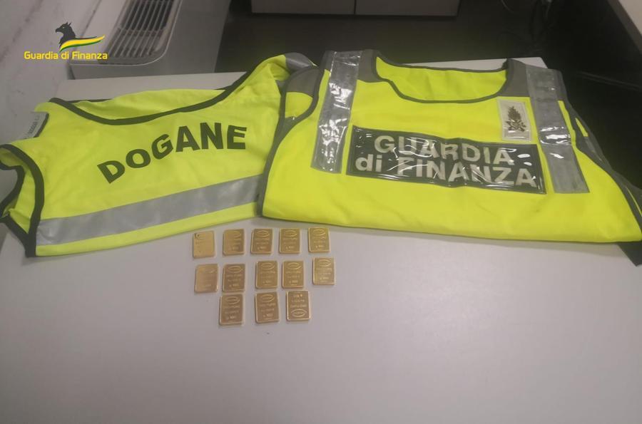 Pisa, con tredici lingotti d’oro in valigia prova a imbarcarsi su un volo per Tirana