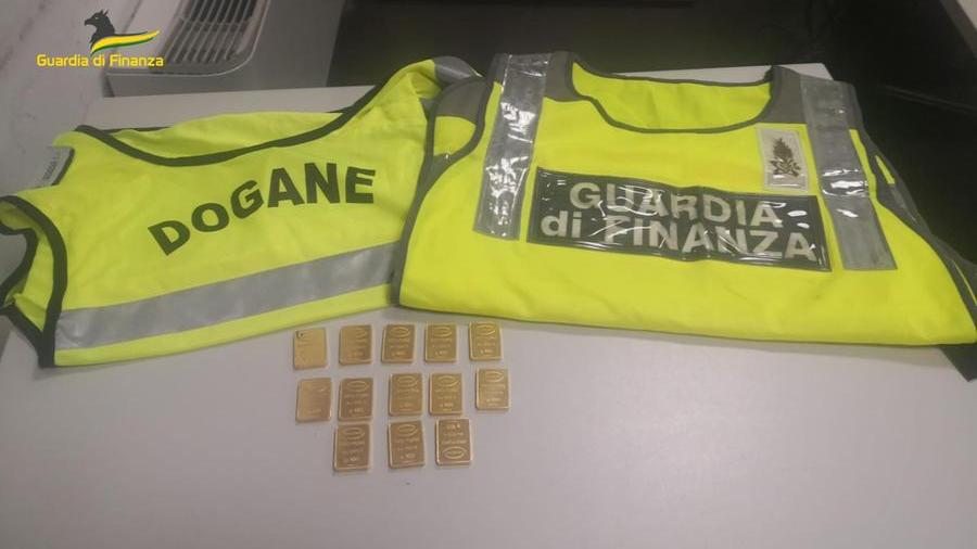 Pisa, con tredici lingotti d’oro in valigia prova a imbarcarsi su un volo per Tirana