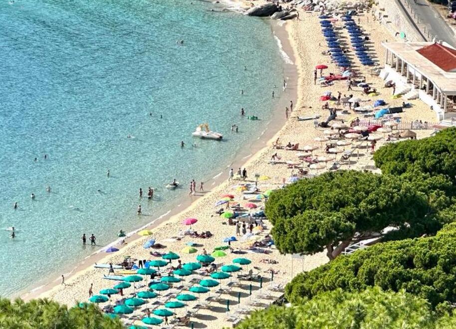 Una panoramica dall’alto di una spiaggia. La guardia di finanza ha effettuato controlli su tutto il territorio elbano per scovare gli stabilimenti balneari non in regola (foto Gio’  Di Stefano)