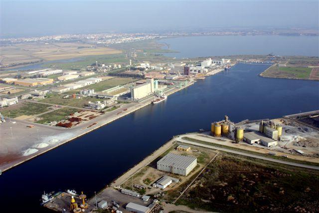 
	Una veduta del porto industriale di Oristano-Santa Giusta

