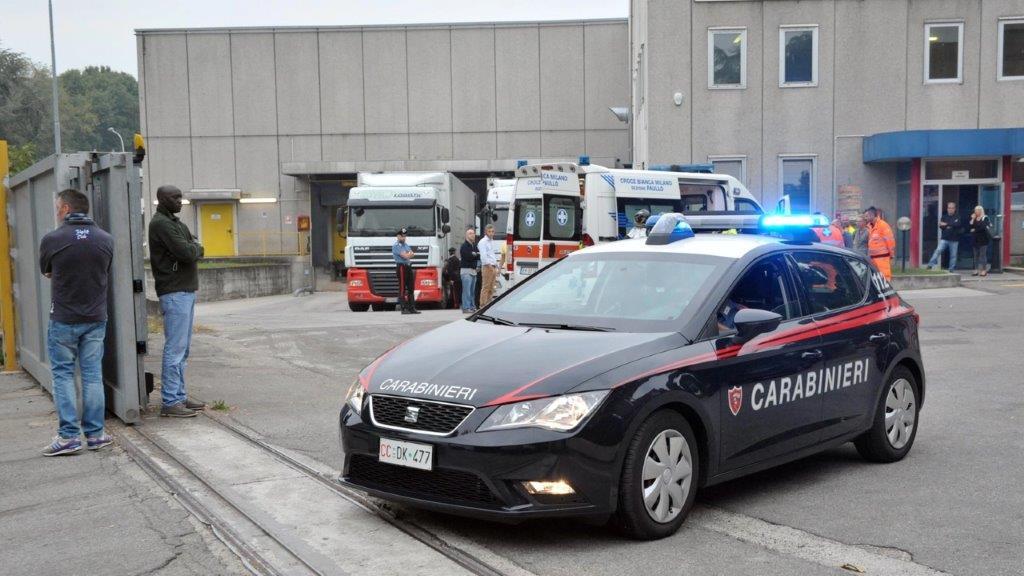 Carabinieri e soccorritori sul piazzale della tragedia il 30 settembre 2016