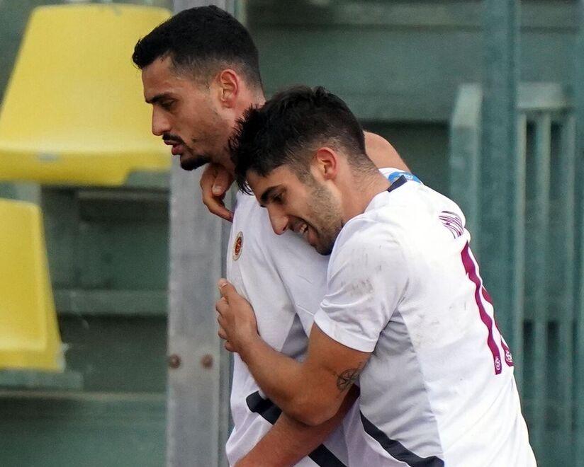 L’abbraccio tra Felipe Curcio ed Elia Menga, protagonisti nella vittoria contro il Cenaia (foto Silvi)