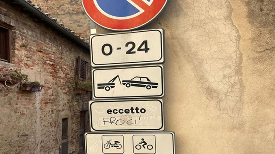 
	La scritta omofoba comparsa su un cartello di divieto a Certaldo

