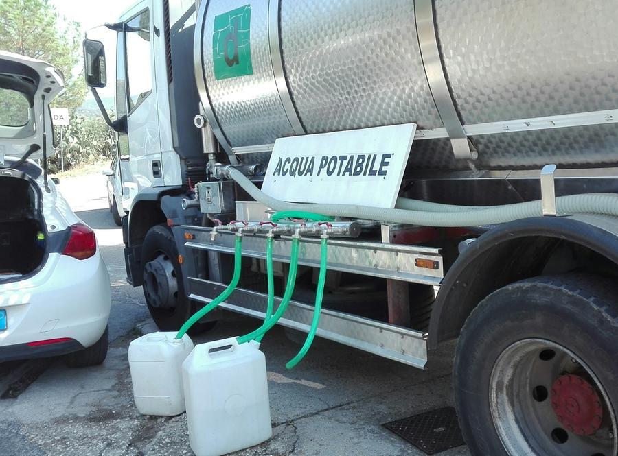 
	Una autobotte d'acqua potabile

