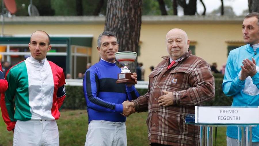 Pisa, l'ippodromo di San Rossore incorona il fantino di 63 anni: «Il mio segreto? La passione»