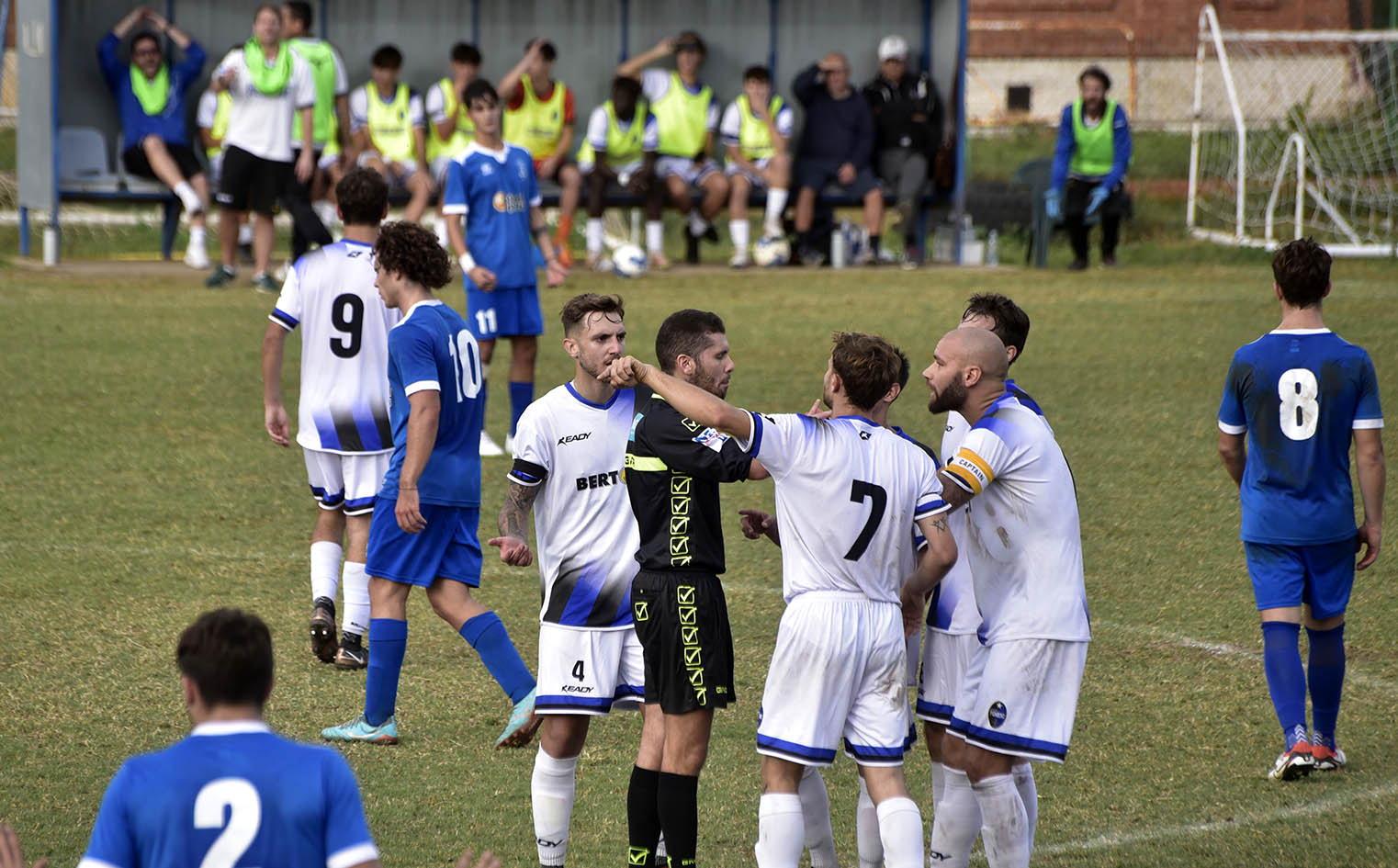 I giocatori dell’Atletico Piombino durante una delle recenti partite disputate allo stadio Magona mentre discutono con il direttore di gara (foto Paolo Barlettani)
