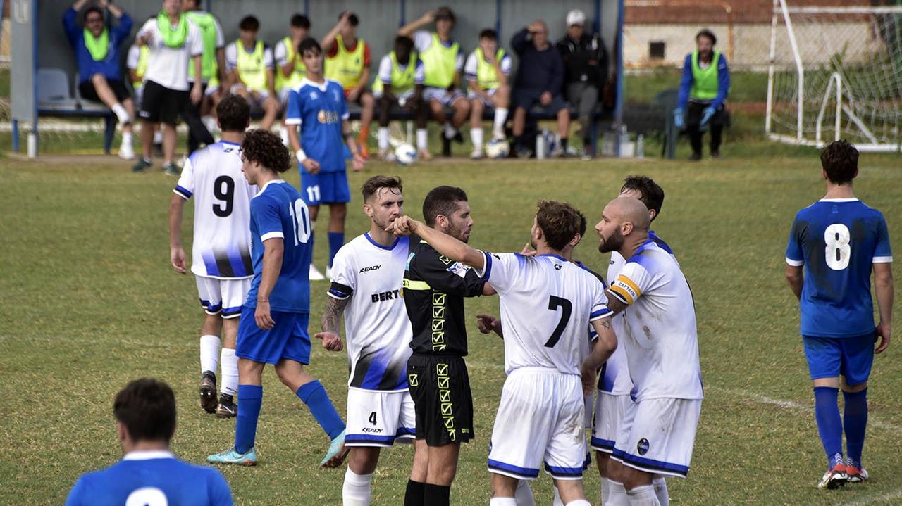 I giocatori dell’Atletico Piombino durante una delle recenti partite disputate allo stadio Magona mentre discutono con il direttore di gara (foto Paolo Barlettani)