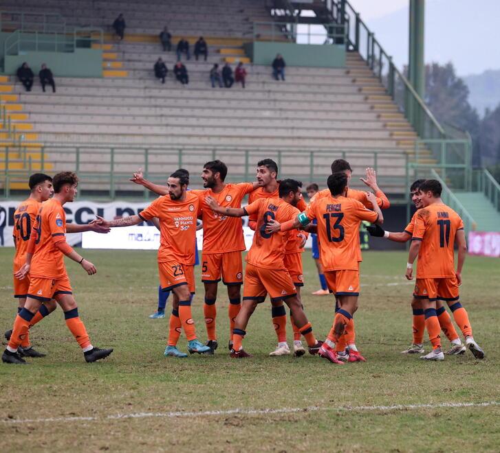 L’esultanza arancione dopo la vittoria di ieri al Melani col Borgo San Donnino (foto Nucci)