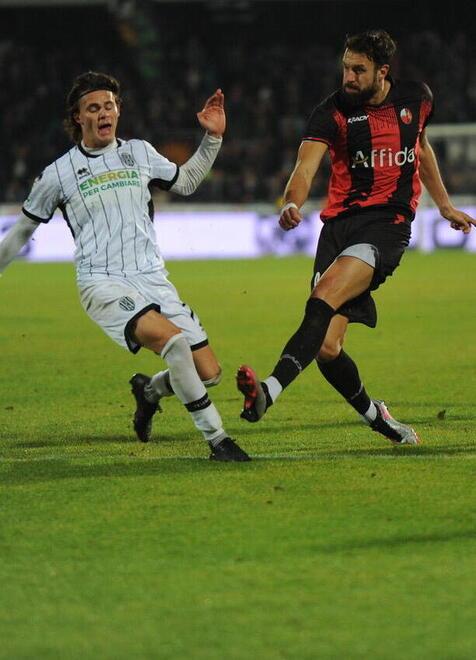 L’attaccante Romero che prova una conclusione e viene contrastato dal difensore Pieraccini del Cesena