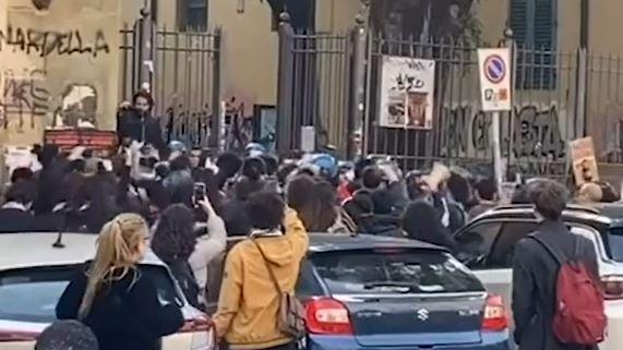 Firenze, scontri fra studenti pro-Palestina e polizia: «Era un corteo pacifico, noi manganellati dagli agenti» – Video