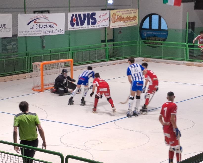 Un’azione del derby di Coppa Italia di Serie B