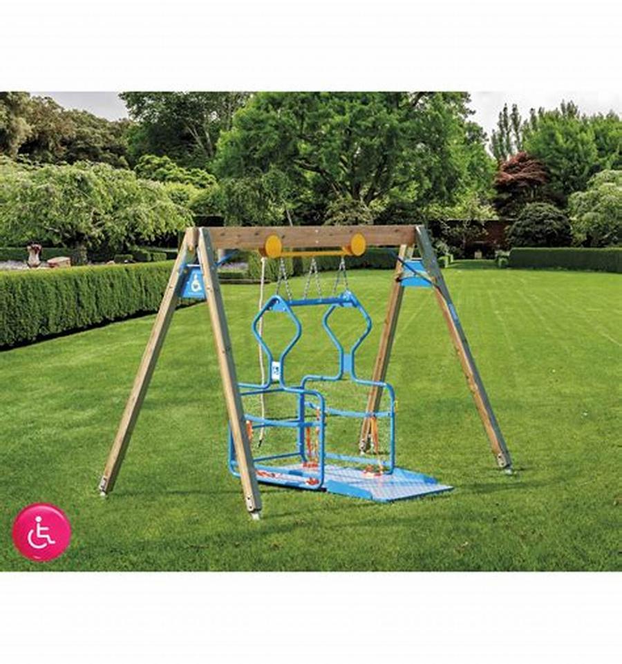 Olbia, al parco Fausto noce arriva l’altalena per bambini con disabilità