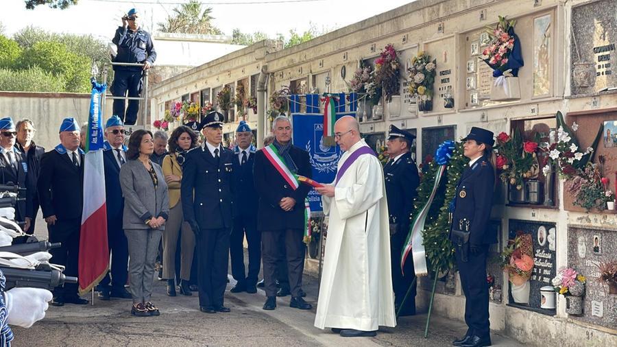 
	La cerimonia al cimitero di Alghero

