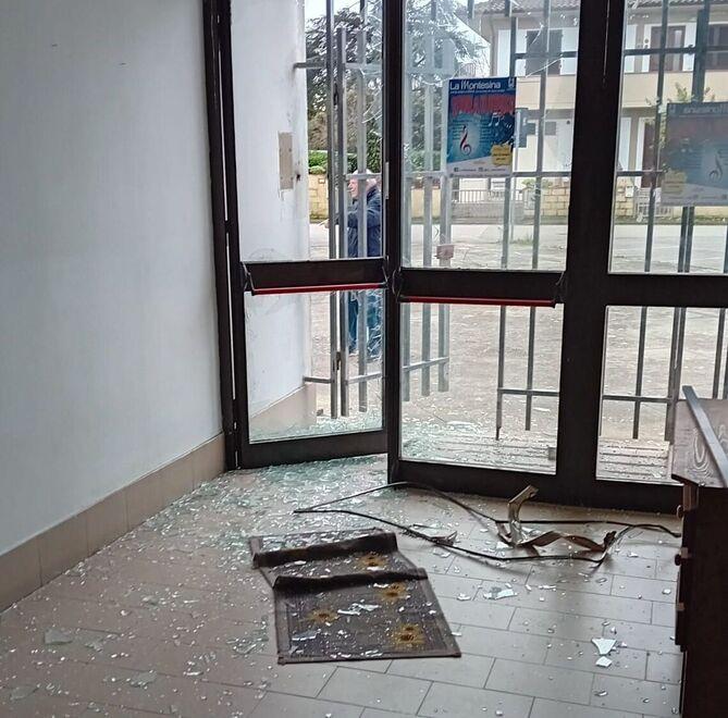 Santa Maria a Monte, fanno esplodere un ordigno: porta sventrata alla scuola di musica