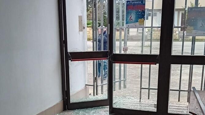 Santa Maria a Monte, fanno esplodere un ordigno: porta sventrata alla scuola di musica