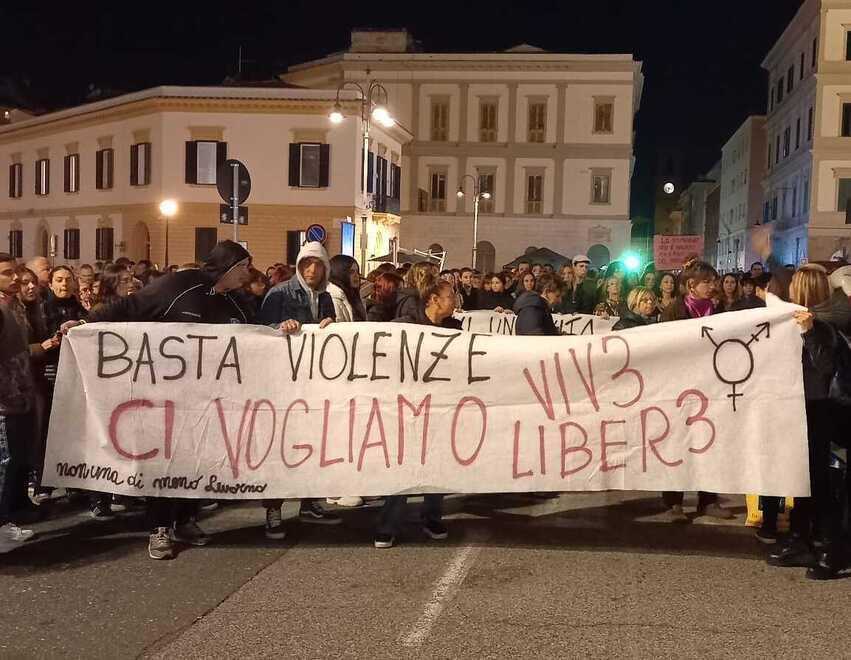 Livorno, in ottocento in piazza contro la violenza sulle donne: «Mai in silenzio davanti a questo sistema»