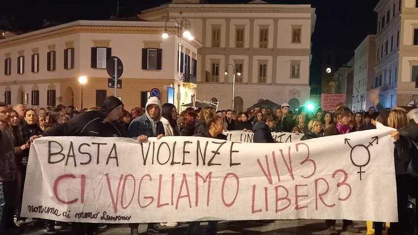 Livorno, in ottocento in piazza contro la violenza sulle donne: «Mai in silenzio davanti a questo sistema»