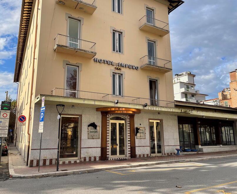 Montecatini, donna giù dal balcone: caos nell’hotel occupato