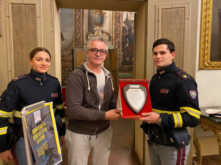 Poliziotti premiati per aver salvato un ragazzo dal suicidio a Castelfranco