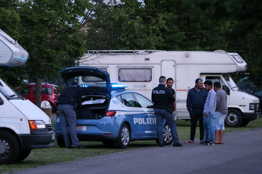 Reggio Emilia, trovato a terra sanguinante con una coltellata nella pancia