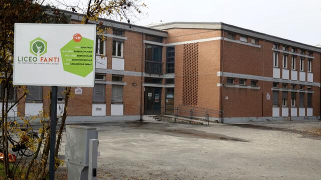 Rissa davanti al polo scolastico di Carpi: ragazzino scappa e si rifugia al Fanti