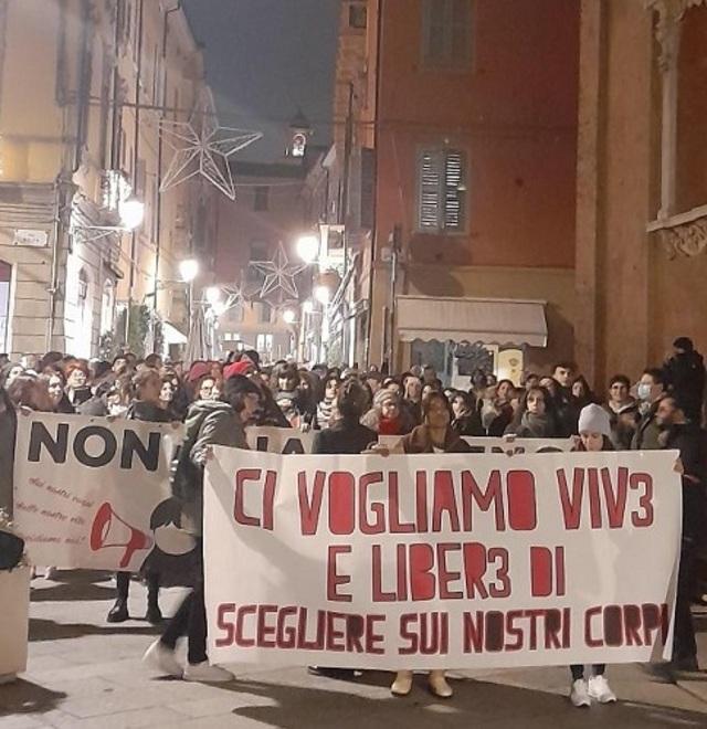 Lungo corteo contro il femminicidio<br>
«L’assassino ha le chiavi di casa»<br>
