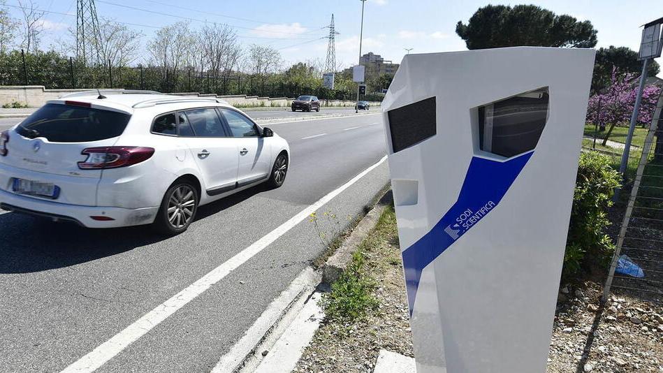 L’autovelox installato dal Comune di Piombino lungo viale Unità d’Italia (foto Paolo Barlettani)