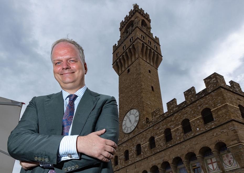 Il direttore degli Uffizi Eike Schmidt fotografato davanti a Palazzo Vecchio