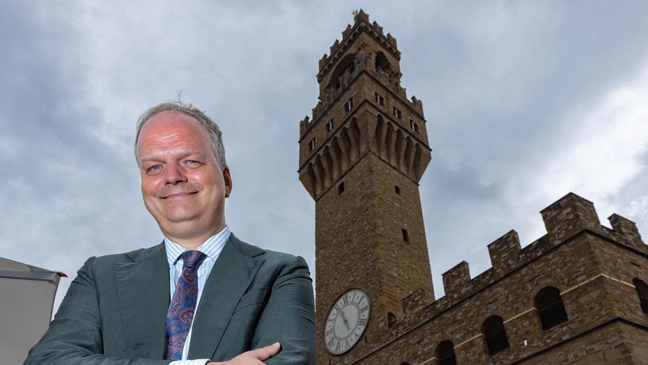 Il direttore degli Uffizi Eike Schmidt fotografato davanti a Palazzo Vecchio