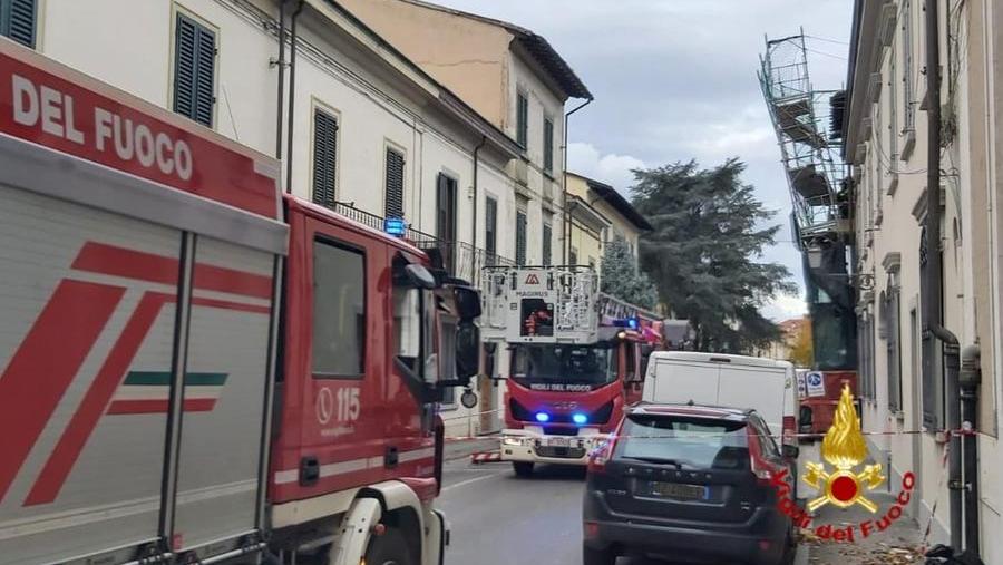 Prato, il ponteggio pericolante