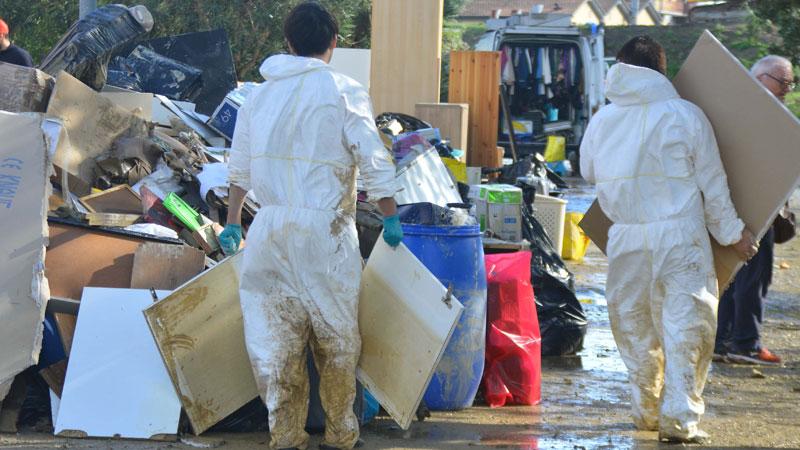 Una fase degli interventi per bonificare case e negozi