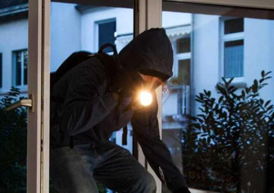 Ferrara, sorpresa a rubare insieme al figlio: l’accusa chiede cinque anni