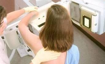Paziente che si sottopone a una mammografia (foto d’archivio)